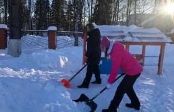 Волонтеры помогли коммунальщикам в расчистке улиц от снега